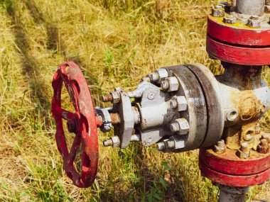 Manuel kapatma üzerinde vana petrol kuyusu. Petrol kuyusu geçen ekipman.