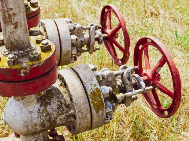 Manuel kapatma üzerinde vana petrol kuyusu. Petrol kuyusu geçen ekipman.