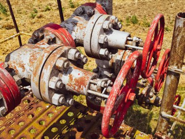 Manuel kapatma üzerinde vana petrol kuyusu. Petrol kuyusu geçen ekipman.