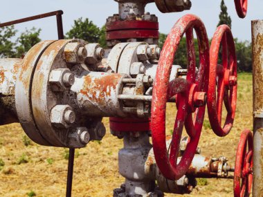 Manuel kapatma üzerinde vana petrol kuyusu. Petrol kuyusu geçen ekipman.