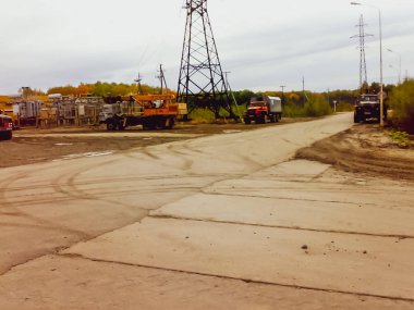 Petrol sahasına resmi araçların park edilmesi.