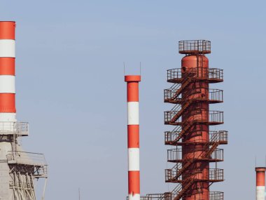 Rafineri fırınları ve damıtma sütun borular