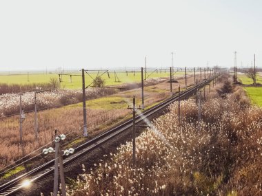 Arsa demiryolu. Üstten Görünüm raylar üzerinde. Yüksek voltajlı elektrik hatları için elektrikli trenler