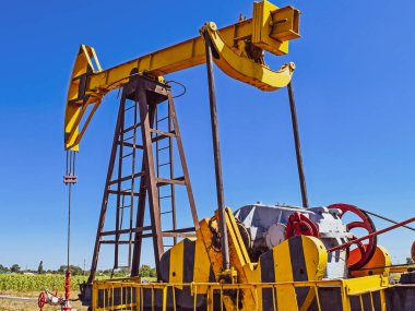 Olarak bir kuyu üzerinde yüklü petrol pompa pompa birimi