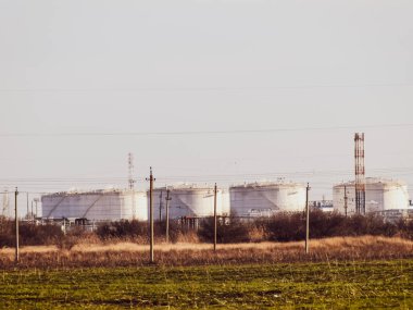 Rafineri. Rezervuarlar rafineri ürünleri depolama için. Düzeltme sütunlar.