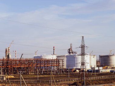 Rafineri. Rezervuarlar rafineri ürünleri depolama için. Düzeltme sütunlar.