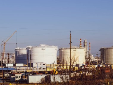 Rafineri. Rezervuarlar rafineri ürünleri depolama için. Düzeltme sütunlar.