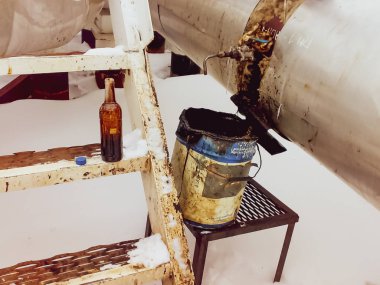 Petrol boru hattındaki numune. Yani kalite kontrol için bir yağ örneği seçiliyor.