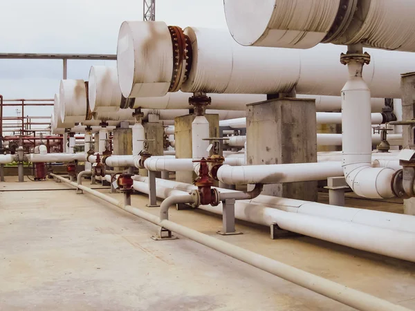 Trocadores de calor numa refinaria. O equipamento para refino de petróleo — Fotografia de Stock