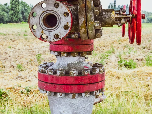 Manual shut-off valve on oil well. Oil well wellhead equipment. — Stock Photo, Image