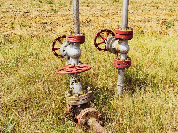 Ruční uzavírací ventil na ropný vrt. Ropný vrt pramen studny zařízení. — Stock fotografie