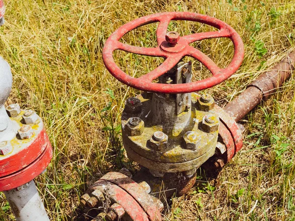 Ruční uzavírací ventil na ropný vrt. Ropný vrt pramen studny zařízení. — Stock fotografie