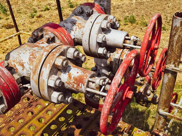 Manuel kapatma üzerinde vana petrol kuyusu. Petrol kuyusu geçen ekipman.