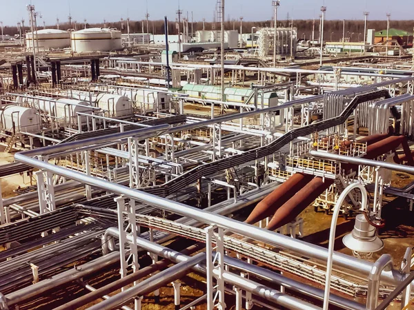 Oljeförberedelse och pumpverkstad. Den centrala punkten för oljeutvinning från brunnar i fyndigheter. — Stockfoto