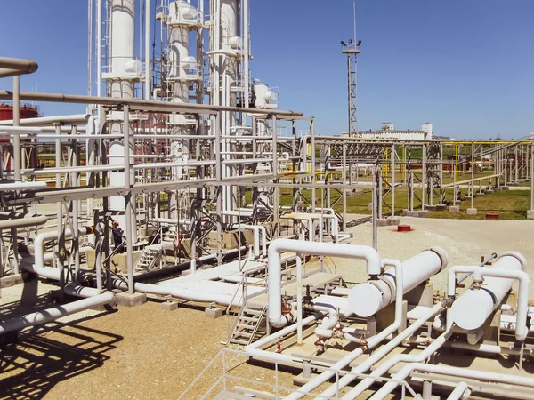 Rafinerii ropy naftowej sprzęt do rafinacji oleju podstawowego. — Zdjęcie stockowe