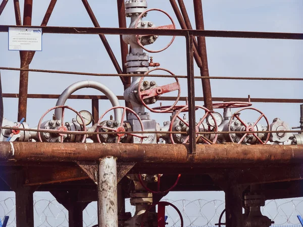 油井。设备和技术在油田上 — 图库照片