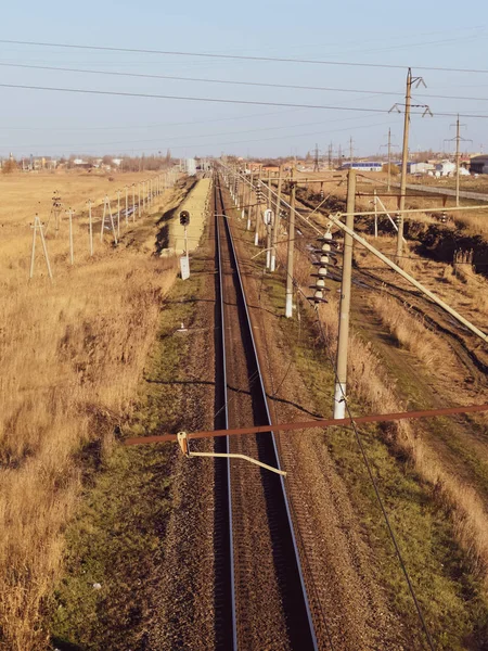 Železniční plot. Pohled shora na kolejích. Vedení vysokého napětí pro elektrické vlaky — Stock fotografie