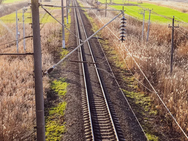 Arsa demiryolu. Üstten Görünüm raylar üzerinde. Yüksek voltajlı elektrik hatları için elektrikli trenler — Stok fotoğraf