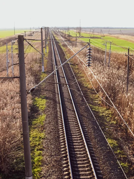 Arsa demiryolu. Üstten Görünüm raylar üzerinde. Yüksek voltajlı elektrik hatları için elektrikli trenler — Stok fotoğraf