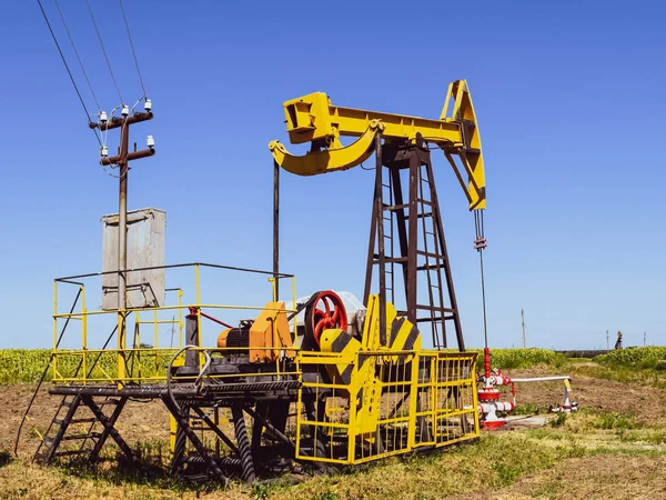 Olarak bir kuyu üzerinde yüklü petrol pompa pompa birimi — Stok fotoğraf