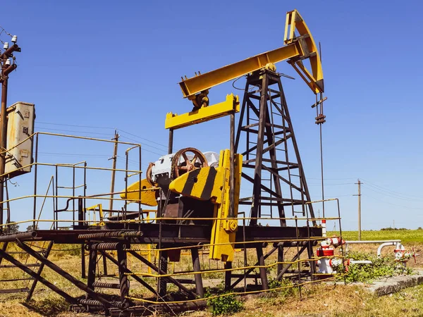 Pumpeinheit als Ölpumpe auf einem Brunnen installiert — Stockfoto