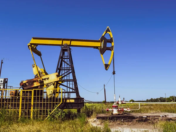 Olarak bir kuyu üzerinde yüklü petrol pompa pompa birimi — Stok fotoğraf