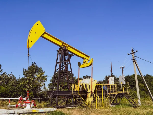 Olarak bir kuyu üzerinde yüklü petrol pompa pompa birimi — Stok fotoğraf