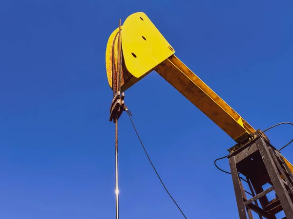 Pumpeinheit als Ölpumpe auf einem Brunnen installiert — Stockfoto