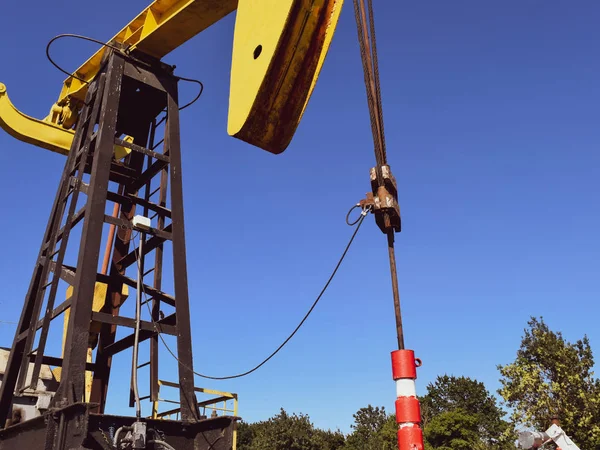 Olarak bir kuyu üzerinde yüklü petrol pompa pompa birimi — Stok fotoğraf