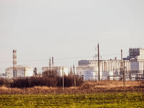 Raffinaderij. Reservoirs voor opslag van producten van de raffinaderij. Rectificatie kolommen. — Stockfoto