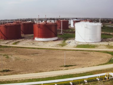 Dikey çelik tank. Petrol ürünleri depolama kapasiteleri