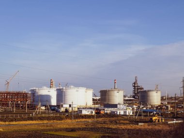 Dikey çeliği yerleştir. Petrol, benzin, gazyağı, dizel ve diğer sıvıları depolama kapasiteleri.