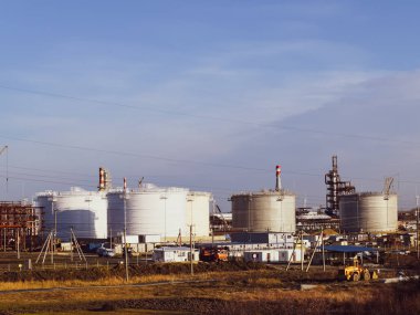 Dikey çeliği yerleştir. Petrol, benzin, gazyağı, dizel ve diğer sıvıları depolama kapasiteleri.