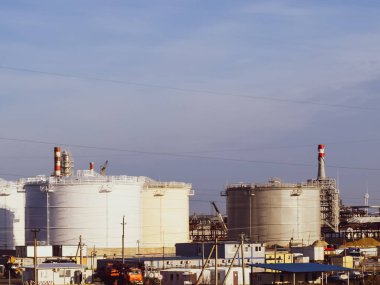 Dikey çeliği yerleştir. Petrol, benzin, gazyağı, dizel ve diğer sıvıları depolama kapasiteleri.