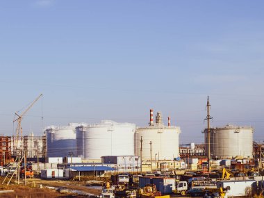 Dikey çeliği yerleştir. Petrol, benzin, gazyağı, dizel ve diğer sıvıları depolama kapasiteleri.