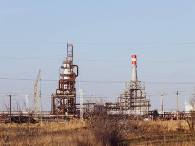 Yakıt yağının işleme kolonu. Isıtma için bir fırın.