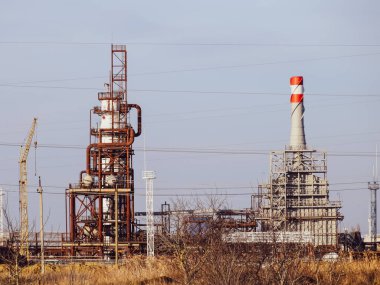 Yakıt petrol derin işleme sütun. Akaryakıt Isıtma için bir fırın. Yakıt petrol işleme. Petrol rafine.