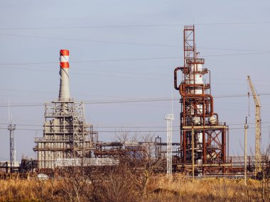 Yakıt petrol derin işleme sütun. Akaryakıt Isıtma için bir fırın. Yakıt petrol işleme. Petrol rafine.