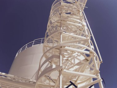 Su ve bir merdiven ile tank.