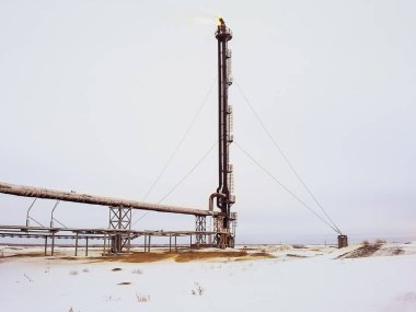 Meşale sistemde bir petrol sahası. Sistem bir petrol sahası üzerinde bir meşale. Yanan bir meşale kafana.