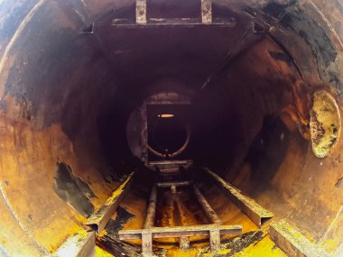 Gelen tüp aşama sonunda bölme içinde görüntüleyin. Boya, vernik. Tortu yağ mevduat ekipman