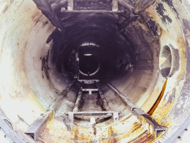 Gelen tüp aşama sonunda bölme içinde görüntüleyin. Boya, vernik. Tortu yağ mevduat ekipman