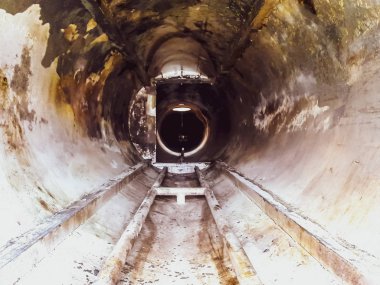 Gelen tüp aşama sonunda bölme içinde görüntüleyin. Boya, vernik. Tortu yağ mevduat ekipman
