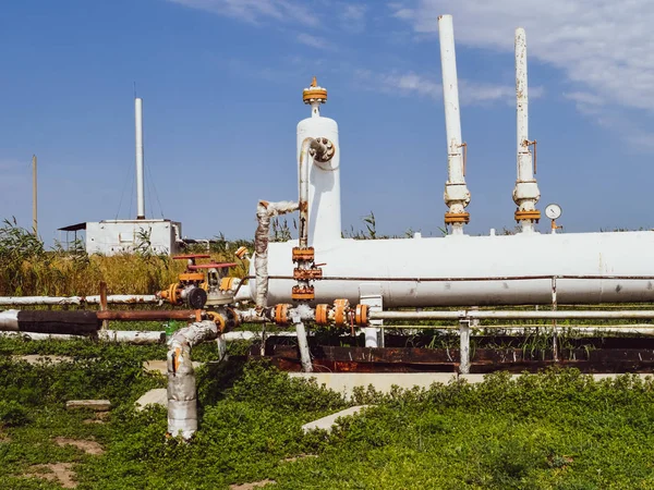 Estação de separação preliminar e aquecimento de emulsão de óleo. Equipamento no campo de petróleo e gás . — Fotografia de Stock