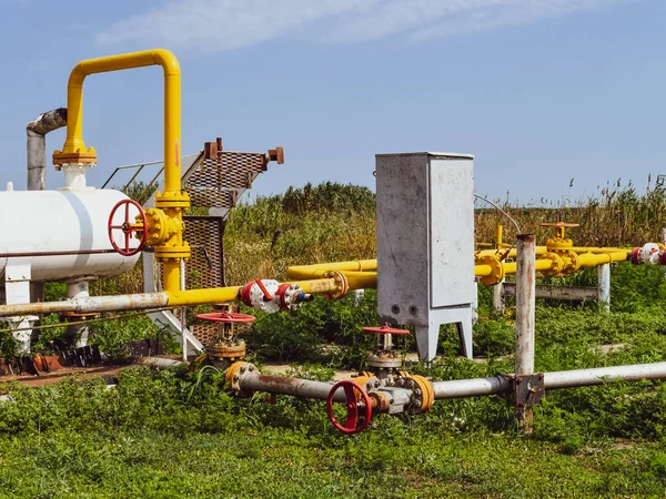 Estación de separación preliminar y calentamiento de emulsión de aceite. Equipos en el campo de petróleo y gas . — Foto de Stock
