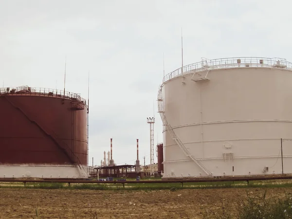 Tanques de almacenamiento de productos petrolíferos — Foto de Stock