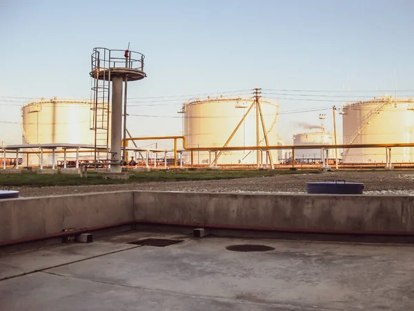 Tanques de almacenamiento de productos petrolíferos — Foto de Stock