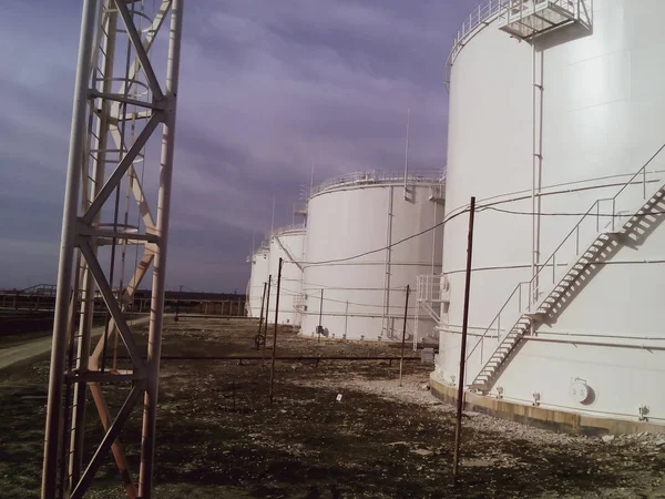 Tanques de almacenamiento de productos petrolíferos —  Fotos de Stock