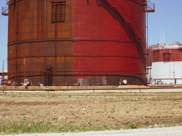 Serbatoio l'acciaio verticale. Capacità di stoccaggio dei prodotti petroliferi — Foto Stock