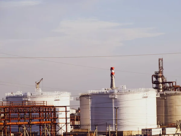 Tanque de acero vertical. Capacidad de almacenamiento de petróleo, gasolina, queroseno, gasóleo y otros líquidos . — Foto de Stock